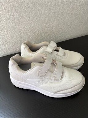 Brooks White Addiction Walker V-Strap 2 sneakers US Size 8 Wide